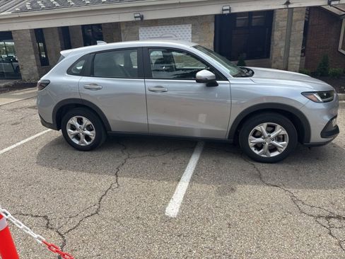 Used 2023 Honda HR-V LX image 9