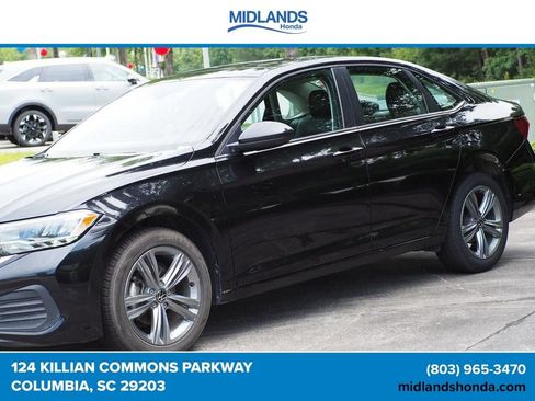 Used 2024 Volkswagen Jetta SE FWD image 2