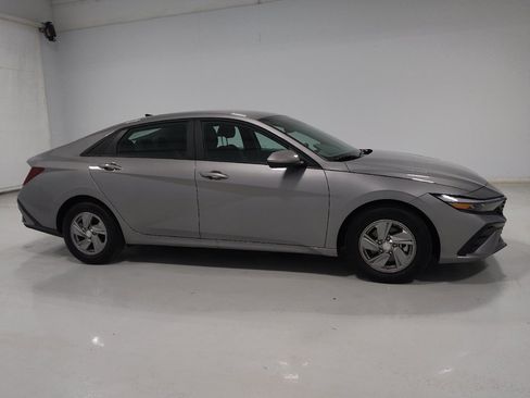 Used 2025 Hyundai Elantra SE FWD image 10