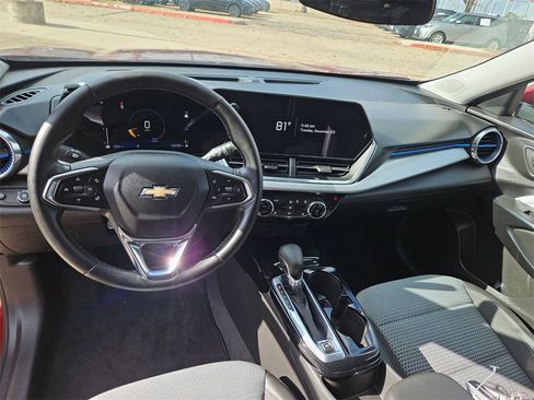 Used 2025 Chevrolet Trax LT w/ LT Convenience Package image 15