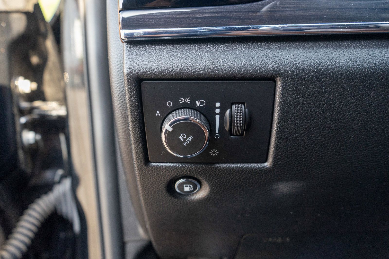Used 2020 Jeep Grand Cherokee Overland AWD/4WD image 17