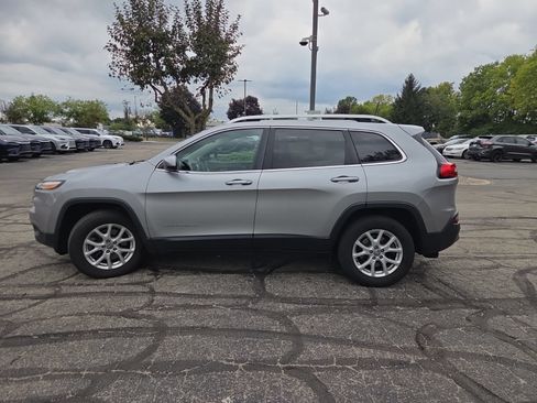 Used 2017 Jeep Cherokee Latitude w/ Safety/Convenience Group AWD/4WD image 10