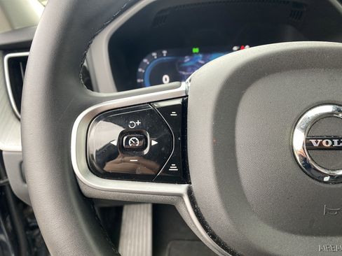 Used 2025 Volvo XC60 B5 Plus image 24