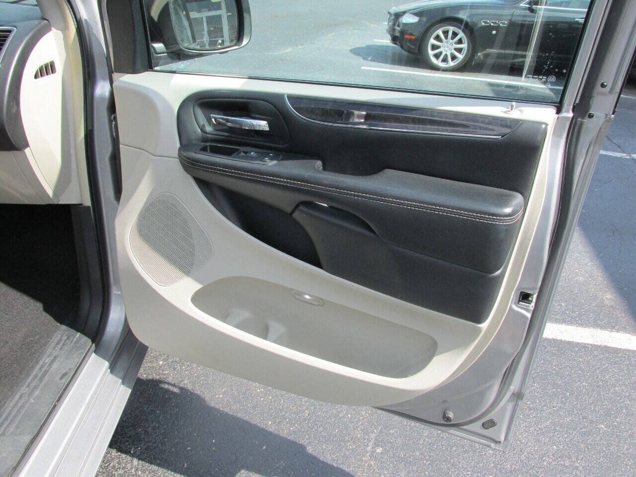 Used 2015 Chrysler Town & Country Touring w/ Driver Convenience Group FWD image 32