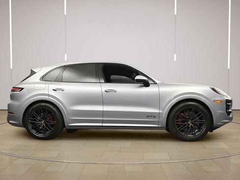 Certified 2025 Porsche Cayenne GTS AWD/4WD image 31