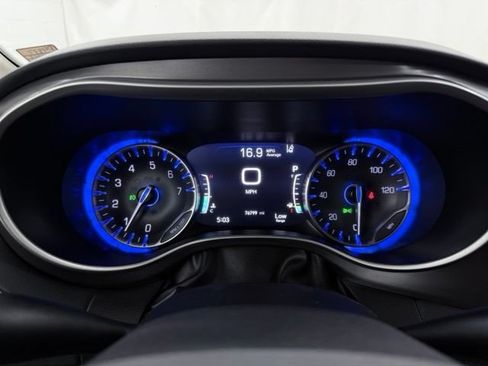 Used 2023 Chrysler Pacifica Touring-L FWD image 20
