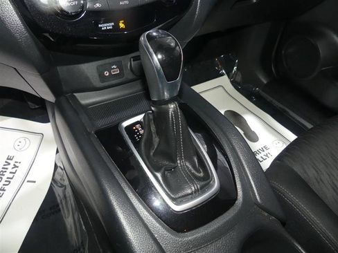 Used 2019 Nissan Rogue SV image 39