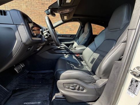 Certified 2025 Porsche Cayenne GTS image 5