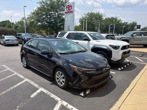 Used 2023 Toyota Corolla LE w/ Carpet Mat Package (TMS) FWD image 2