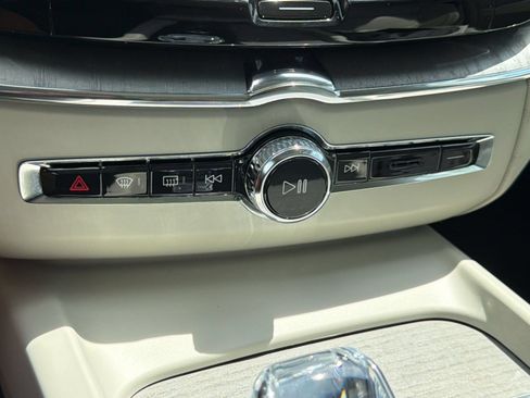 Certified 2023 Volvo XC60 B5 Ultimate w/ Climate Package FWD image 17