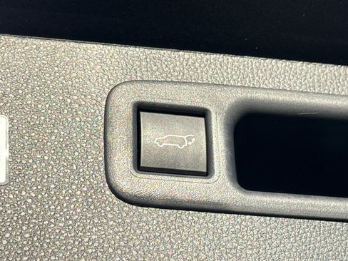 Certified 2025 Toyota Highlander LE image 10