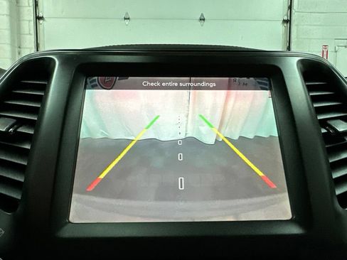 Used 2019 Jeep Cherokee Trailhawk AWD/4WD image 27