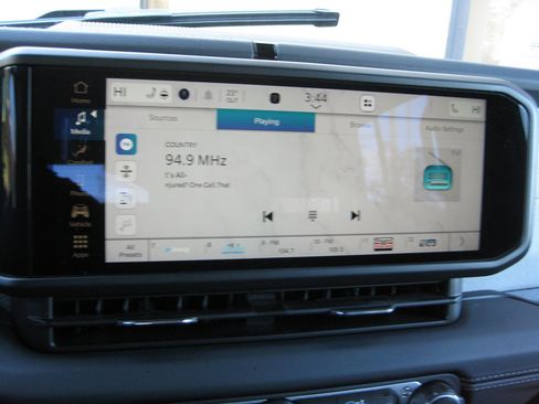 Used 2025 Jeep Wrangler Unlimited Sahara w/ Safety Group image 19