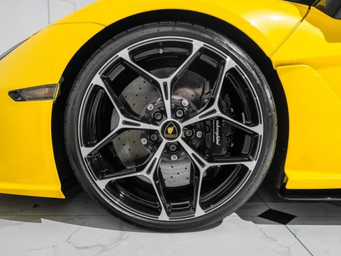 Used 2024 Lamborghini Revuelto image 12