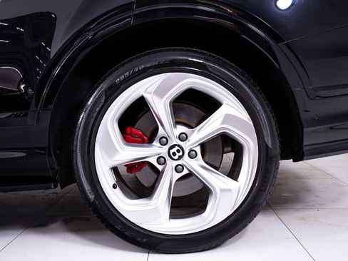 Used 2022 Bentley Bentayga AWD/4WD image 11