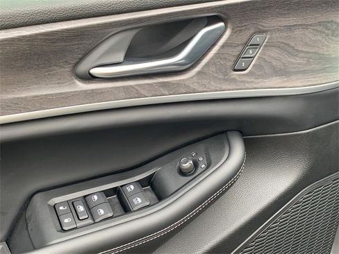 Certified 2025 Jeep Grand Cherokee Limited w/ Black Appearance Package image 16