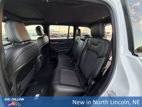 New 2025 Jeep Grand Cherokee Altitude image 15