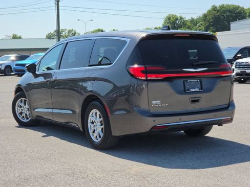 Certified 2023 Chrysler Pacifica Touring-L FWD image 5