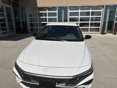 Used 2025 Hyundai Elantra Sport image 2