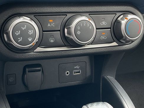 Used 2025 Nissan Versa SV image 31