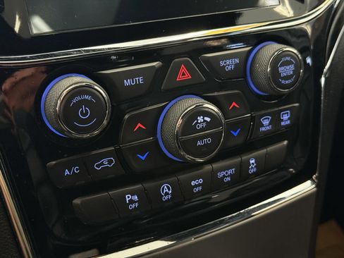 Used 2020 Jeep Grand Cherokee Limited image 48