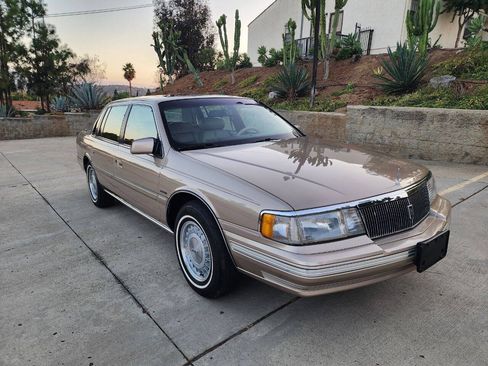 Used 1988 Lincoln Continental Signature FWD image 9