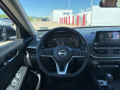 Used 2025 Nissan Altima 2.5 SV FWD image 25