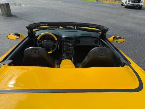 Used 2001 Chevrolet Corvette Convertible w/ Preferred Equipment Group2 RWD image 9