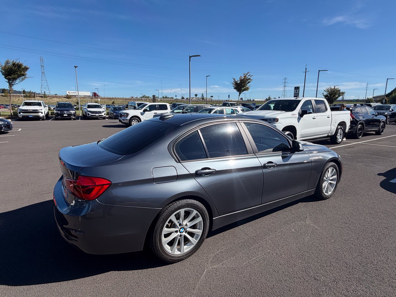Used 2018 BMW 320i Sedan RWD image 5