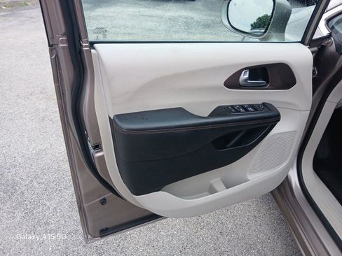 Used 2018 Chrysler Pacifica Touring Plus w/ Tire & Wheel Group FWD image 11