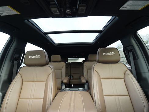 New 2026 Chevrolet Suburban High Country image 8