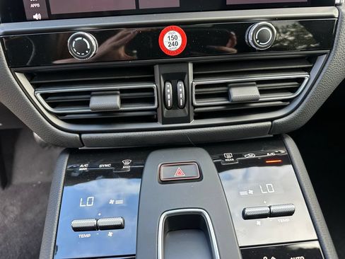 Used 2026 Porsche Macan AWD/4WD image 24