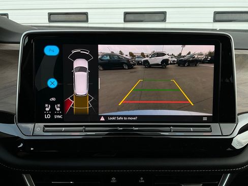 Used 2025 Volkswagen Atlas SE image 34