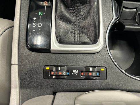 Used 2019 Toyota Highlander Limited Platinum w/ Carpet Mat Package (TMS) AWD/4WD image 20