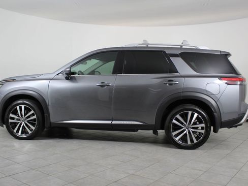 Used 2024 Nissan Pathfinder Platinum image 2