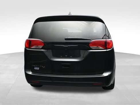 Used 2020 Chrysler Pacifica Touring w/ S Appearance Package FWD image 4