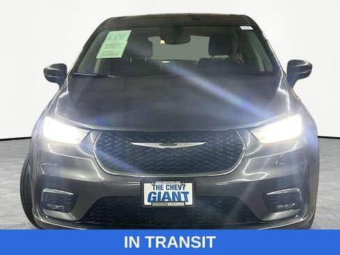 Used 2023 Chrysler Pacifica Touring-L image 2