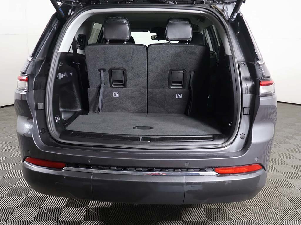 Used 2023 Jeep Grand Cherokee L Limited AWD/4WD image 17