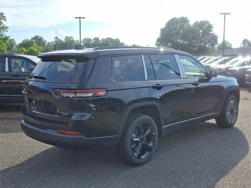 New 2025 Jeep Grand Cherokee L Altitude image 3