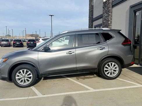 Used 2020 Nissan Rogue SV image 3