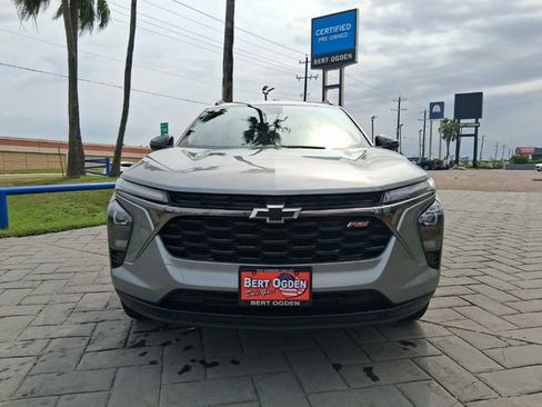 Used 2025 Chevrolet Trax RS w/ Sunroof Package FWD image 2