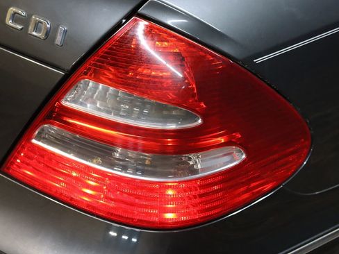 Used 2005 Mercedes-Benz E 320 CDI Sedan image 17