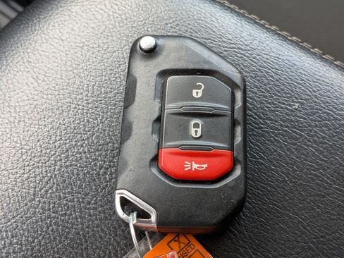 Used 2023 Jeep Gladiator Overland AWD/4WD image 34