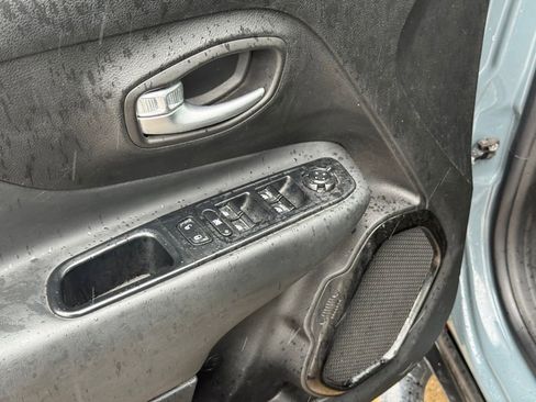 Used 2017 Jeep Renegade Altitude AWD/4WD image 11