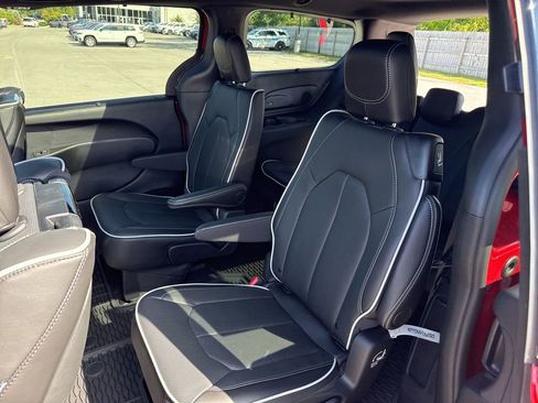 New 2026 Chrysler Pacifica Limited w/ Uconnect Theater Family Group image 17