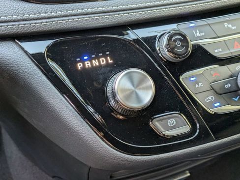 Used 2025 Chrysler Pacifica Select FWD image 19