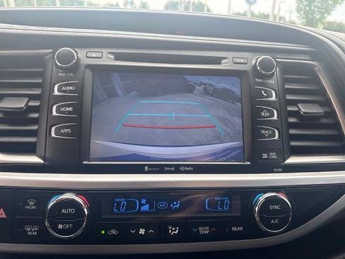 Used 2019 Toyota Highlander XLE AWD/4WD image 26
