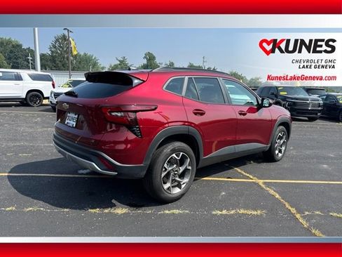 Used 2025 Chevrolet Trax LT w/ LT Convenience Package FWD image 5