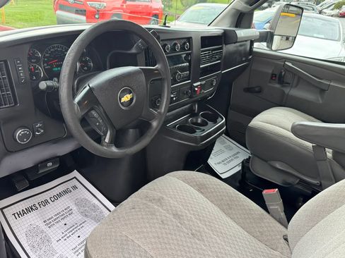 Used 2016 Chevrolet Express 4500 RWD image 11