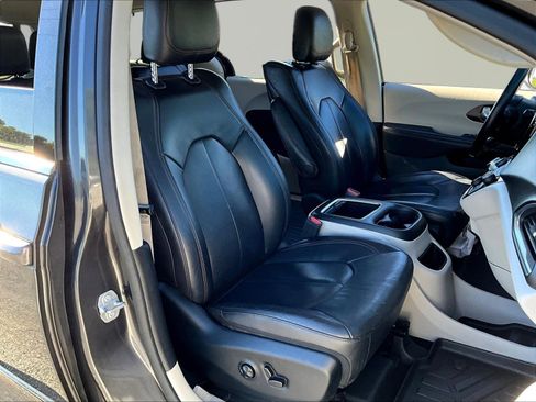 Used 2018 Chrysler Pacifica Touring-L Plus FWD image 26